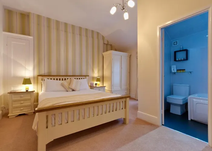 Lauriston & Lawton Court Hotel