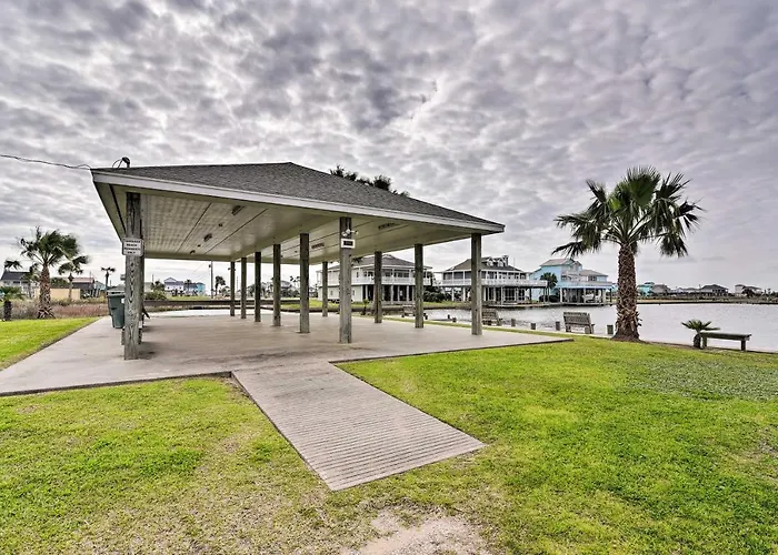 Pool, Marina & More! Family Home In Terramar Beach