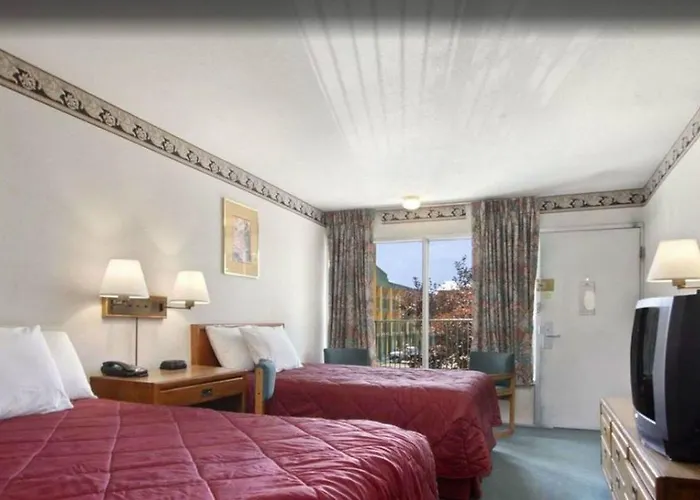 Days Inn By Wyndham Roanoke Civic Center