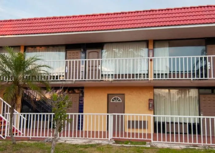 Express Inn & Suites - 5 Miles From St Petersburg Clearwater Airport
